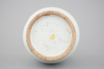 A Chinese famille rose porcelain vase with a warrior scene, 19/20th C.