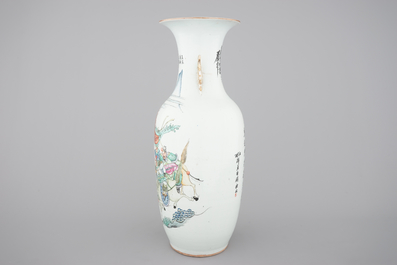 A Chinese famille rose porcelain vase with a warrior scene, 19/20th C.