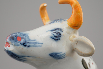 Een paar polychrome Delfts aardewerken koeien, 18e eeuw