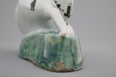 Een paar polychrome Delfts aardewerken koeien, 18e eeuw