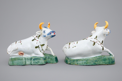 Een paar polychrome Delfts aardewerken koeien, 18e eeuw