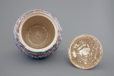 Un pot &agrave; tabac et son couvercle en fa&iuml;ence de Makkum, la Frise, vers 1850