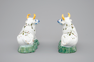 Een paar polychrome Delfts aardewerken koeien, 18e eeuw