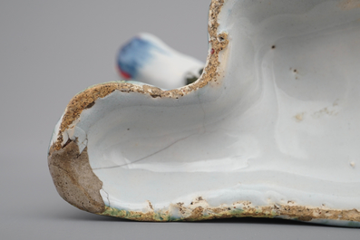 Een paar polychrome Delfts aardewerken koeien, 18e eeuw