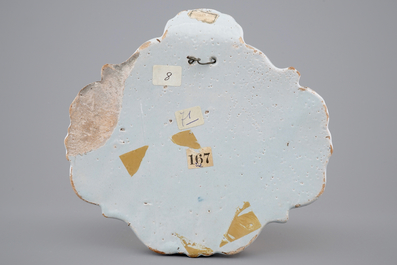 Une plaque en fa&iuml;ence de Delft au d&eacute;cor marin, 18&egrave;me