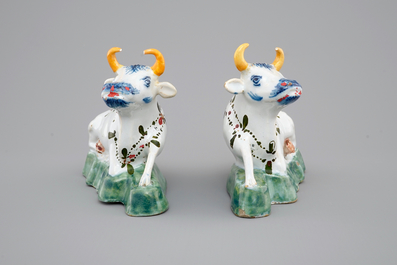 Een paar polychrome Delfts aardewerken koeien, 18e eeuw
