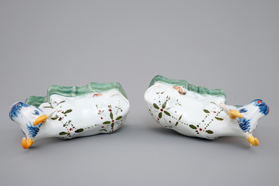 Een paar polychrome Delfts aardewerken koeien, 18e eeuw