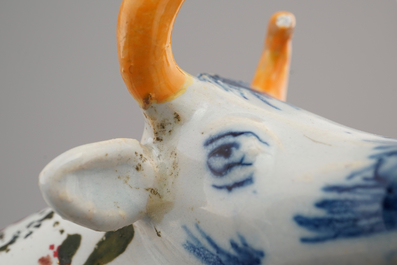 Een paar polychrome Delfts aardewerken koeien, 18e eeuw