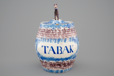 Un pot &agrave; tabac et son couvercle en fa&iuml;ence de Makkum, la Frise, vers 1850