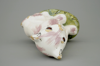 Un mod&egrave;le d'un chat en fa&iuml;ence polychrome de Bruxelles, 18&egrave;me