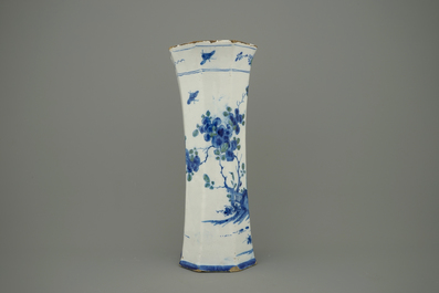 Un vase en fa&iuml;ence de Delft en bleu et vert au d&eacute;cor d'une chinoiserie, 18&egrave;me