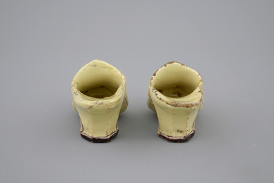 Une paire de chaussures polychromes et un petit bol en fa&iuml;ence de Delft, 18&egrave;me