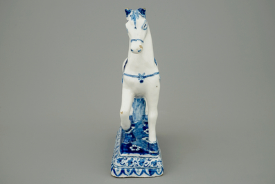 Un tr&egrave;s beau mod&egrave;le d'un cheval en fa&iuml;ence de Delft, 18&egrave;me