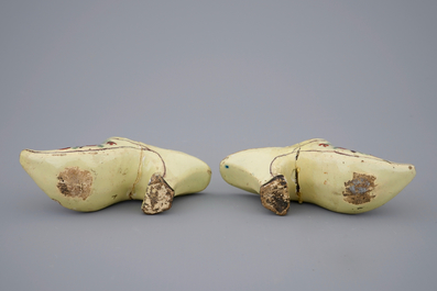 Une paire de chaussures polychromes et un petit bol en fa&iuml;ence de Delft, 18&egrave;me