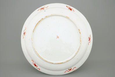 Un plat en fa&iuml;ence de Delft dor&eacute; au d&eacute;cor d'une chinoiserie, 18&egrave;me