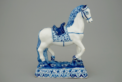 Un tr&egrave;s beau mod&egrave;le d'un cheval en fa&iuml;ence de Delft, 18&egrave;me