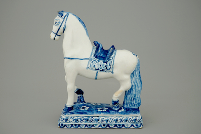 Un tr&egrave;s beau mod&egrave;le d'un cheval en fa&iuml;ence de Delft, 18&egrave;me