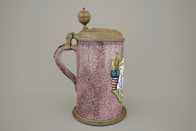 Une chope &agrave; bi&egrave;re en fa&iuml;ence allemande au d&eacute;cor d'un mouton, 18&egrave;me