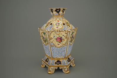 Un pot-pourri en porcelaine de Jacob Petit, Paris, vers 1835