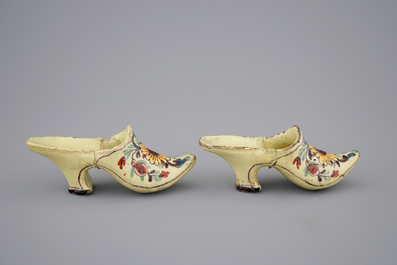 Une paire de chaussures polychromes et un petit bol en fa&iuml;ence de Delft, 18&egrave;me