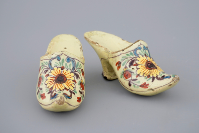 Une paire de chaussures polychromes et un petit bol en fa&iuml;ence de Delft, 18&egrave;me