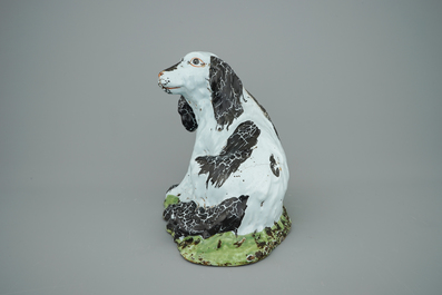Een hond in polychroom Brussels aardewerk, 18e eeuw