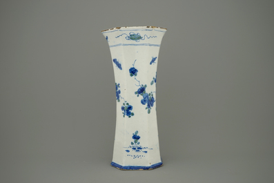Un vase en fa&iuml;ence de Delft en bleu et vert au d&eacute;cor d'une chinoiserie, 18&egrave;me