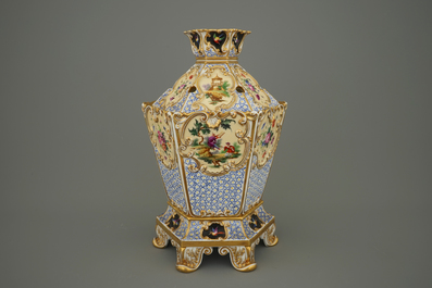 Un pot-pourri en porcelaine de Jacob Petit, Paris, vers 1835