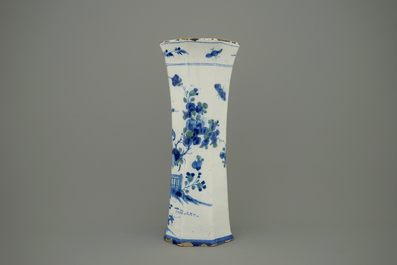 Un vase en fa&iuml;ence de Delft en bleu et vert au d&eacute;cor d'une chinoiserie, 18&egrave;me