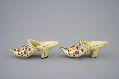 Une paire de chaussures polychromes et un petit bol en fa&iuml;ence de Delft, 18&egrave;me
