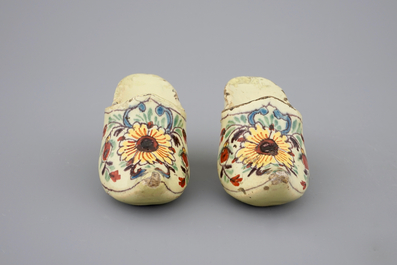 Une paire de chaussures polychromes et un petit bol en fa&iuml;ence de Delft, 18&egrave;me
