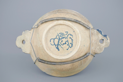 Een papkom in Antwerpse majolica met a foglie decor, ca. 1600