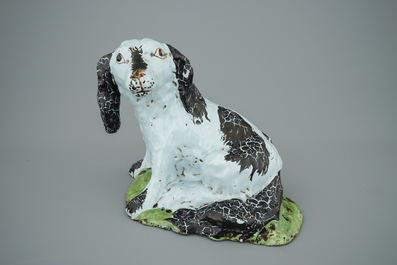 Een hond in polychroom Brussels aardewerk, 18e eeuw