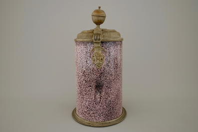 Une chope &agrave; bi&egrave;re en fa&iuml;ence allemande au d&eacute;cor d'un mouton, 18&egrave;me