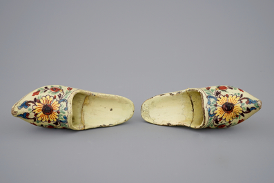 Une paire de chaussures polychromes et un petit bol en fa&iuml;ence de Delft, 18&egrave;me