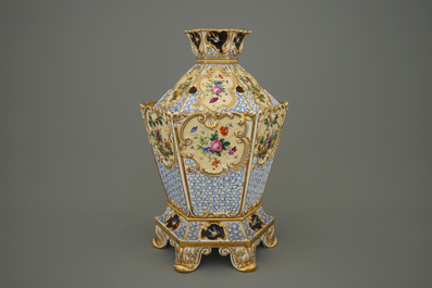 Un pot-pourri en porcelaine de Jacob Petit, Paris, vers 1835