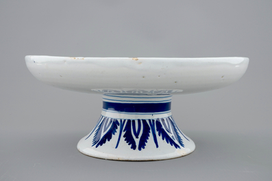 Un tazza en fa&iuml;ence de Delft au d&eacute;cor d'un putto comme fauconnier, 18&egrave;me