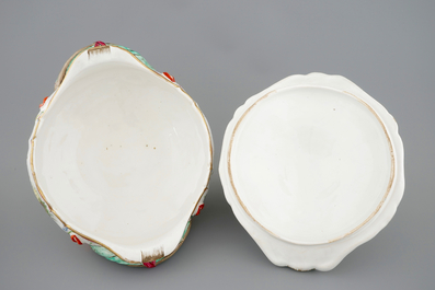 Une terrine et son couvercle en fa&iuml;ence dans le style de Robert, Marseille, ca. 1860