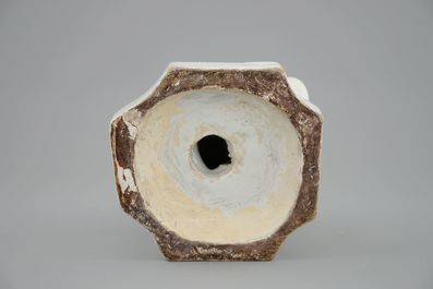 Une damme assise en fa&iuml;ence blanche monochrome, 18&egrave;me, poss. Bruxelles