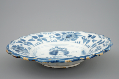 Une assiette godronn&eacute; en fa&iuml;ence de Delft au portrait de Queen Mary, fin du 17&egrave;me