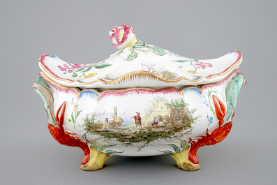 Une terrine et son couvercle en fa&iuml;ence dans le style de Robert, Marseille, ca. 1860