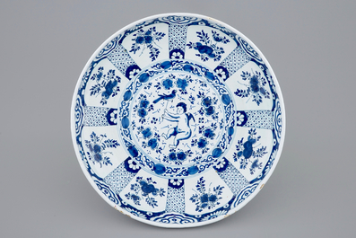 Un tazza en fa&iuml;ence de Delft au d&eacute;cor d'un putto comme fauconnier, 18&egrave;me