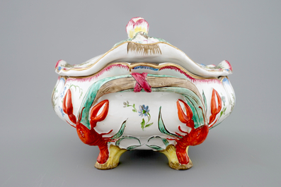 Une terrine et son couvercle en fa&iuml;ence dans le style de Robert, Marseille, ca. 1860