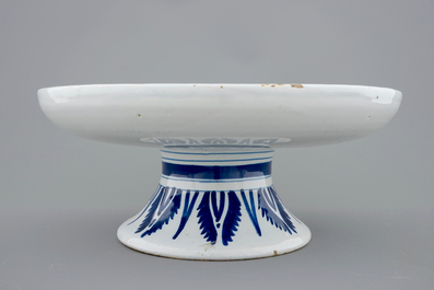 Un tazza en fa&iuml;ence de Delft au d&eacute;cor d'un putto comme fauconnier, 18&egrave;me