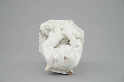 Une damme assise en fa&iuml;ence blanche monochrome, 18&egrave;me, poss. Bruxelles