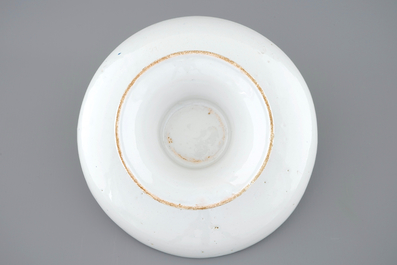 Un tazza en fa&iuml;ence de Delft au d&eacute;cor d'un putto comme fauconnier, 18&egrave;me