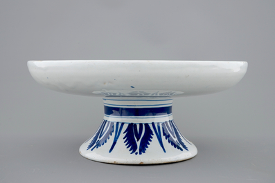 Un tazza en fa&iuml;ence de Delft au d&eacute;cor d'un putto comme fauconnier, 18&egrave;me