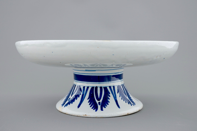 Un tazza en fa&iuml;ence de Delft au d&eacute;cor d'un putto comme fauconnier, 18&egrave;me