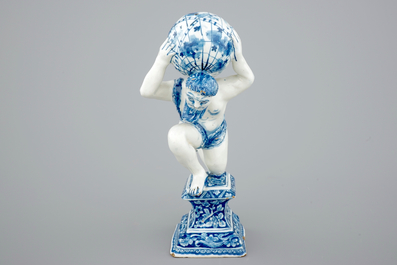 Un mod&egrave;le d'Atlas en fa&iuml;ence de Delft bleu et blanc, vers 1710