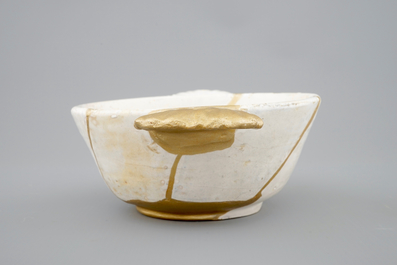 Een papkom in wit Delfts met kintsugi-stijl herstelling, 17e eeuw